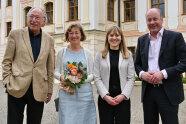 Zwei Männer, Professor Holger Magel links und Bezirkstagspräsident Martin Sailer rechts, nehmen Gerlinde Augustin und Theresa Schäfer in die Mitte.