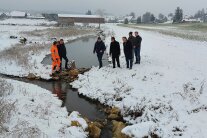 Ortstermin bei einem renaturierten Zulauf der Roth.