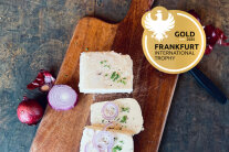 Der ausgezeichnete Käse auf einem Brotzeitbrett.