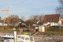 Bodenseeufer in Nonnenhorn, im Vordergrund ein Boot. Aus der momentanen Grünfläche soll ein Areal für Erholungssuchende entwickelt werden.