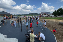 Blick auf Menschen und Sportgeräte auf dem neuen Platz.
