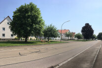 Blick auf die Hauptstraße und den grünen Anger in Unterglauheim