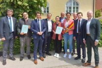 Gruppenfoto mit Preisträgern und politischen Mandatsträgern anlässlich der Übergabe des Preises zum Regionalbudget-Wettbewerb.