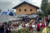 Viele Menschen beim Herbstmarkt vor der Eschacher Genusskäserei.