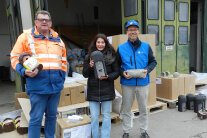 Gruppenbild vor den angelieferten Nistkästen.