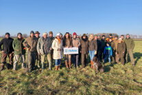 Eine Gruppe von Menschen auf einer Freifläche.