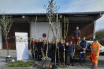 Gruppenbild bei der Ausgabe der Pflanzen