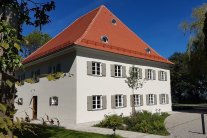 Blick zum sanierten Pfarrhof in Unteregg, ein Walmdachbau.