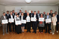 Gruppenbild der Bürgermeister mit Vertretern des Amtes und der Politik.