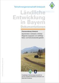 Die Abbildung der Titelseite der Abschlussdokumentation zur Flurneuordnung Unterjoch zeigt einen Wirtschaftsweg in der vernebelten Berglandschaft