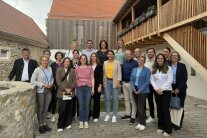 Eine Gruppe von Frauen und Männern stellte sich zum Foto. 