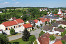 Im „Koarastadl“ der ehemaligen Schlossökonomie in Hausheim ist eine Markt- und Festhalle integriert. Der Scheunencharakter des Gebäudes wurde erhalten. Im davorstehenden „Schweizerhaus“ ist das Rathaus untergebracht.  