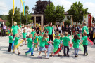 Einweihung des Platzes der Begegnung in Glött. Tanzgruppe des Kindergarten in einheitlichen grünen T-Shirts beeindrucken die zahlreichen Festgäste. 