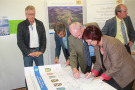 BürgermeisterIn unterzeichnen Vertrag über eine kommunale Kooperation und gründen den Verein „Entwicklungsforum Holzwinkel-Altenmünster“. 