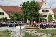 Festtag in Ellgau mit Begleitung durch die Blaskapelle anlässlich  der Einweihung des Dorfplatzes. Im Mittelpunkt  des Platzes steht ein  Floß mit Wasserlauf zur Erinnerung an die Flößer auf dem Lech.