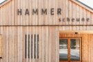 Holzbretter verkleiden die Fassade der Hammerscheune.