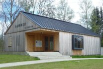 Die neue Festscheune in Holzbauweise mit großem Fenster strahlt in neuer Frische.