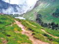 Der Weg hinunter zum Seealpsee vor dem Bau mit mehreren Erdpfaden, die durch Benutzung als Viehtriebweg, durch Bergwanderer oder durch Erosion entstanden sind.