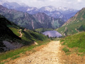 Situation nach dem Bau, hinunter zum Seealpsee auf einem 1,5 m breiten Schotterweg, der auch zum Viehtrieb auf die Hintere Seealpe genutzt wird.