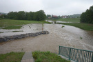 Kontrollierter Abfluss von angestautem Hochwasser, das nicht weit über die Ufer des kleinen Baches  tritt