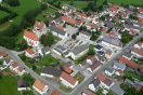 Dorfmitte aus der Vogelperspektive. Baulich sehr prägend sind ein Schloss, die Kirche und die Schule.