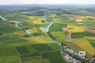 Landschaft mit zwei zusammentreffenden Bachläufen, an den Uferschutzstreifen ausgewiesen sind und Wasserrückhaltebereiche angelegt wurden