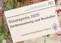 Schild mit der Aufschrift Staatspreis 2025