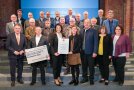 Die Ministerin übergibt den Preis für Land.Dorf.Zukunft an eine große Gruppe