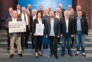 Die Ministerin übergibt den Staatspreis an eine große Gruppe