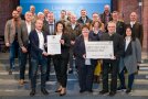 Die Ministerin übergibt den Preis Land.Dorf.Zukunft an eine Gruppe von 19 Personen