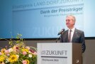 Ein Mann steht hinter dem Rednerpult