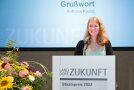 Eine junge Frau steht hinter dem Rednerpult