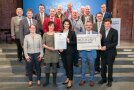 Die Ministerin übergibt den Staatspreis an eine große Gruppe von 15 Personen