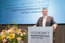 Ein Mann steht hinter einem Rednerpult 
