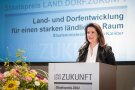 Eine Frau steht hinter dem Rednerpult
