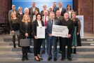Die Ministerin übergibt den Staatspreis an 7 Frauen und 10 Männern