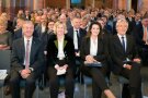 Im Vordergrund die Ehrengäste und im Hintergrund das Publikum