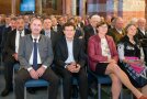Die Ehrengäste und sitzen in der ersten Reihe, dahinter das Publikum