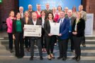 Die Ministerin übergibt den Preis Land.Dorf.Zukunft an eine Gruppe von 9 Frauen und 8 Männern