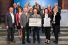 Die Ministerin übergibt den Staatspreis an eine große Gruppe 