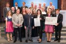 Die Ministerin übergibt den Staatspreis an eine Gruppe von 6 Frauen und 13 Männern
