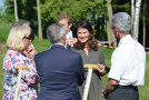 Ministerin im Gespräch mit mehreren Personen im Freien